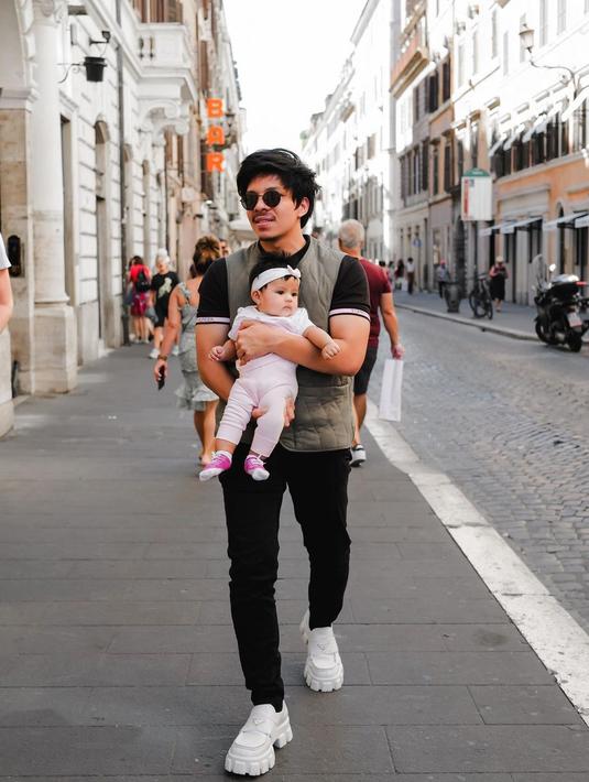 Atta Halilintar memang senang mengajak sang buah hati jalan-jalan tanpa ditemani Aurel Hermansyah. Saat menyusuri jalanan, Ameena matanya tak lepas dari toko-toko yang ada di seberangnya. (Foto: Instagram/@attahalilintar)