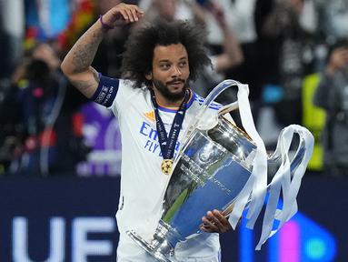 Real Madrid berhasil meraih gelar Liga Champions untuk yang ke-14 kalinya sepanjang sejarah usai menyingkirkan Liverpool 1-0 di laga final. Keberhasilan Los Blancos tak lepas dari peran 5 amunisi asal Brasil dalam skuat mereka. Berikut peran kelima pemain tersebut. (AP/Petr David Josek)