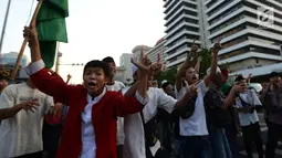 Massa aksi 22 Mei mulai berkumpul di depan Gedung Bawaslu, Jakarta, Rabu (22/5). Mereka mulai melakukan orasi menolak pemilu curang serta hasil rekapitulasi yang dilakukan Komisi Pemilihan Umum (KPU). (merdeka.com/Imam Buhori)