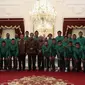 Presiden Jokowi berfoto bersama punggawa Timnas Indonesia dan rombongan di Istana Merdeka, Jakarta, Senin (19/12). Jokowi mengundang pemain timnas Indonesia beserta tim sukses piala AFF untuk makan siang bersama. (Liputan6.com/Faizal Fanani)