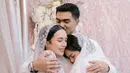 Ini adalah momen Beby Tsabina bareng kakak dan adiknya di acara pengajian jelang pernikahan. Dekat dengan Beby, terlihat Cut Keysha sangat kehilangan Beby yang segera dipersunting Rizki Natakusumah pada saat itu. Dalam foto lainnya yang diuggah Atha di Instagramnya, terlihat pria berusia 24 tahun itu memeluk dan menenangkan adik bungsunya itu. (Liputan6.com/IG/@teukuathaa)