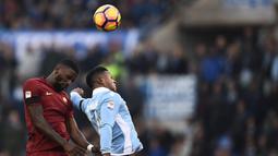 Striker Lazio, Balde Diao Keita, duel udara dengan bek AS Roma, Antonio Rudiger pada laga lanjutan Serie A di Stadion Olympic, Roma (4/12/2016). Keita menjadi pemain yang diperebutkan AC Milan dan Juventus. (AFP/Filippo Monteforte)
