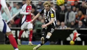 Pemain Newcastle, Anthony Gordon berusaha mencetak gol ke gawang Arsenal dalam laga leg kedua Carabao Cup 2024/2025 di St James Park, Newcastle, Inggris, Kamis (06/02/2025). (AP Photo/Jon Super)