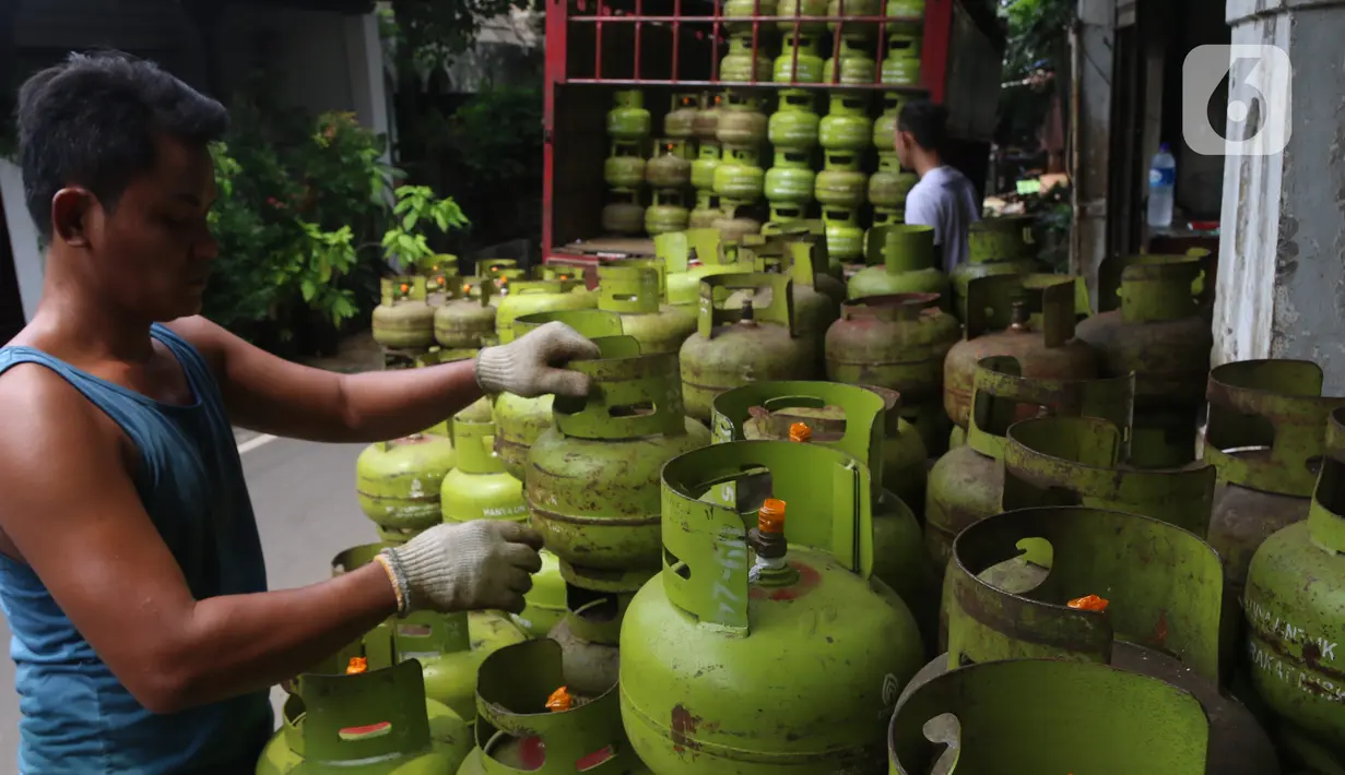 Pekerja menata tabung gas LPG 3 kilogram (kg) di Jakarta, Rabu (16/12/2020). PT Pertamina (Persero) memperkirakan kebutuhan gas elpiji 3 kg naik menjadi 7,50 juta metrik ton pada 2021. (Liputan6.com/Angga Yuniar)