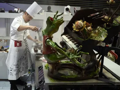 Peserta asal Jepang, Yoshiaki Uezaki sedang membuat kue dalam final Pastries World Cup 2017 di Lyon, Prancis (22/1). Di kompetisi ini satu tim terdiri dari tiga chef, satu orang di pastry, satu di cokelat, dan satu lagi di es krim. (AFP/Jean Philippe)