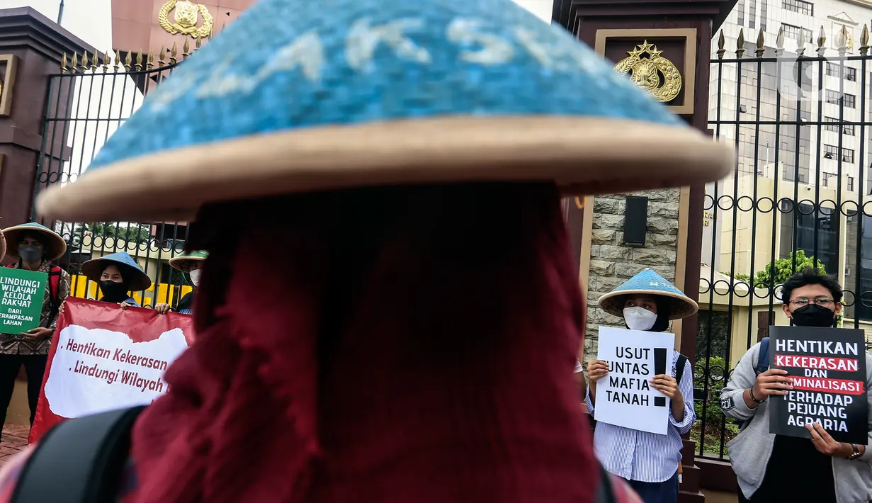Organisasi WALHI bersama masyarakat Rukun Tani Sumberejo Pakel melakukan aksi di depan Mabes Polri, Jakarta, Jumat (21/1/2022). Mereka menuntut kekerasan yang dilakukan oknum aparat kepolisian terhadap Warga Rukun Tani Sumberejo Pakel, Desa Pakel, Banyuwangi, Jawa Timur. (Liputan6.com/Johan Tallo)