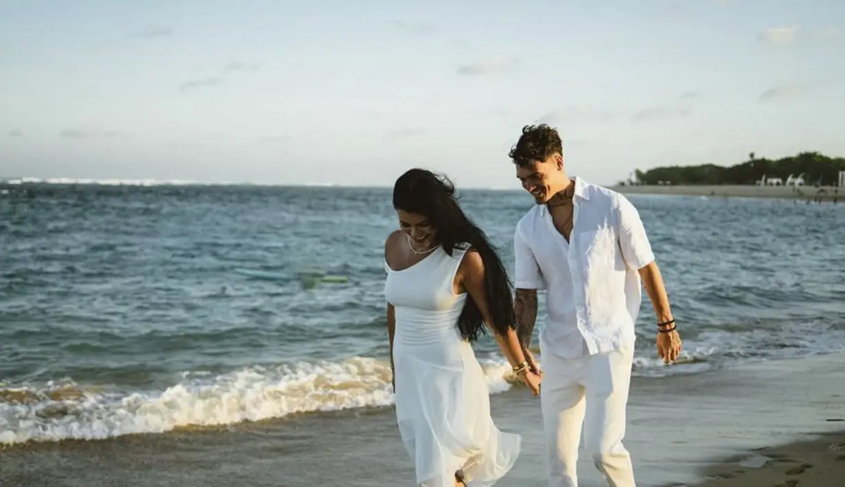 Dengan dress putih, penampilannya tampak begitu elegan. [Foto: Instagram/ x.m.m.8]