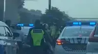 Viral video sejumlah anggota polisi lalu lintas (polantas) yang mengadang rombongan pemotor yang kedapatan masuk ke ruas Tol Jagorawi, sekitar keluar Gerbang Tol TMII mengarah ke Bogor (Istimewa)