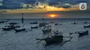 Pemandangan matahari terbenam di Pantai Kedongnan, Bali, Senin (6/9/2021). Masa pandemi dimanfaatkan warga yang kehilangan pekerjaan untuk memancing, dimana hasilnya digunakan sebagai pelengkap lauk makan di rumah. (merdeka.com/Arie Basuki)