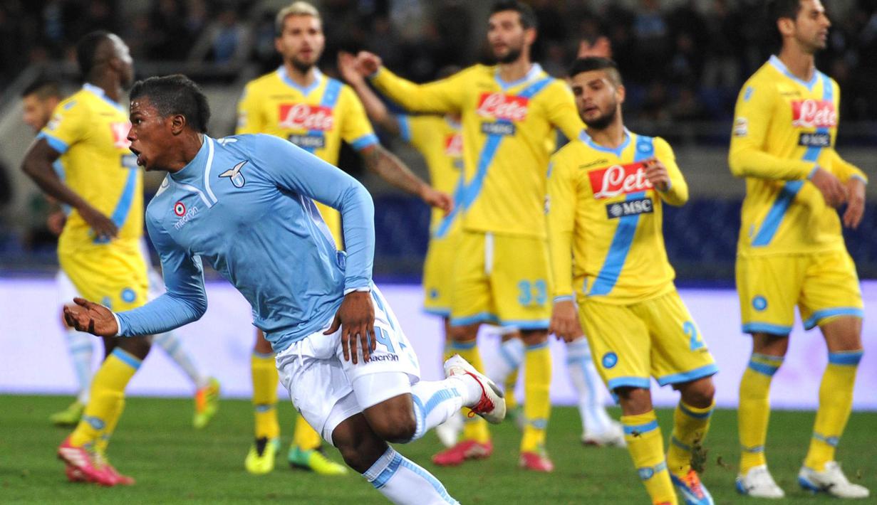Striker Lazio, Balde Diao Keita, melakukan selebrasi usai mencetak gol ke gawang Napoli pada laga lanjutan Serie A di Stadion Olympic, Roma (2/12/2013). Keita menjadi pemain yang diperebutkan AC Milan dan Juventus. (EPA/Ettore Ferrari)