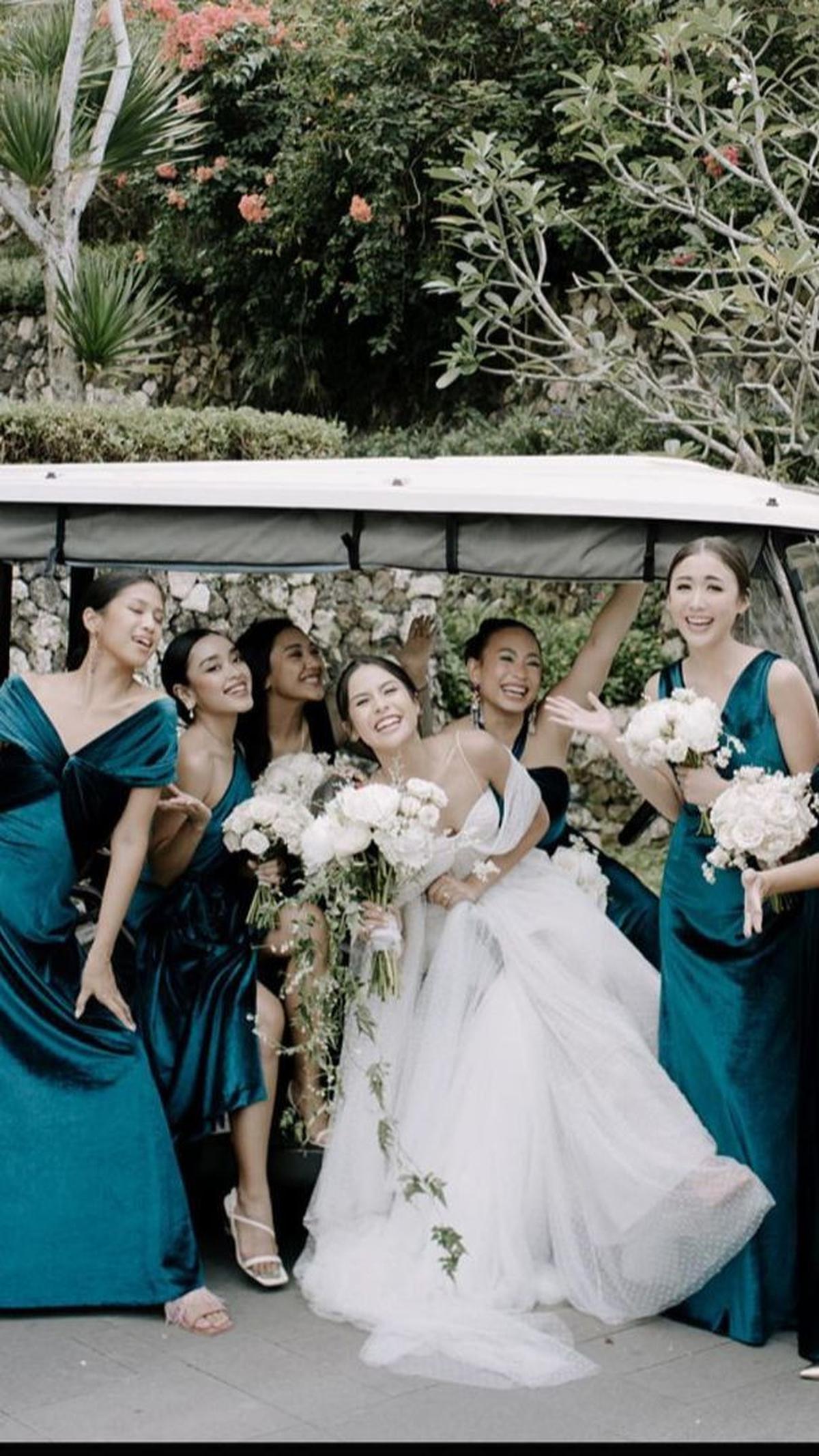 Gaun Pengiring Pengantin Berwarna Hijau Velvet pada Pernikahan Maudy Ayunda <br>