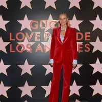Gywneth Paltrow kenakan kembali tuksedo merah ikonisnya 25 tahun lalu di show Gucci Love Parade. (Instagram/Gucci).
