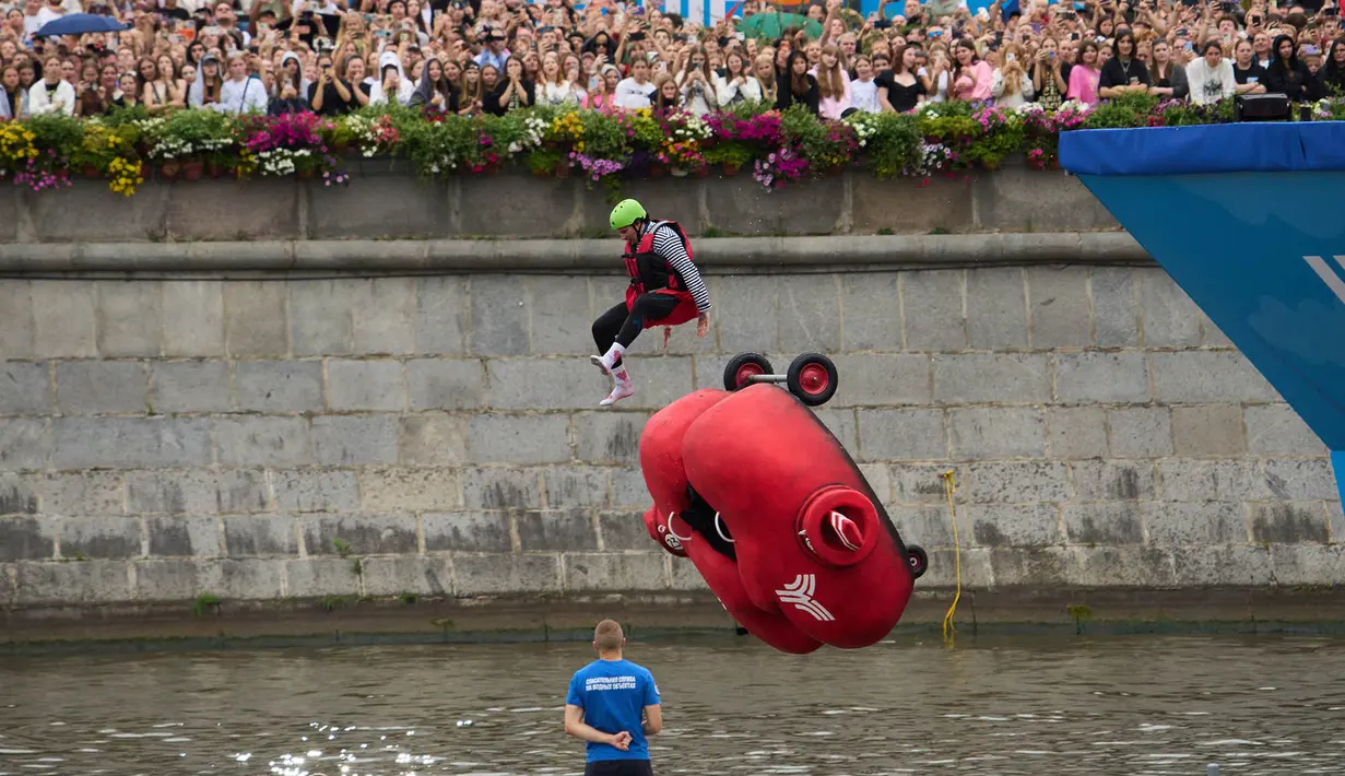 Seorang peserta melompat dari wahana terbang rakitannya saat festival olahraga Letfest di Muzeon Art Park, Moskow, Sabtu, 22 Agustus 2026. (Foto AP/Alexander Zemlianichenko)