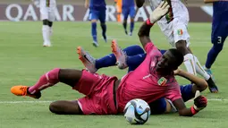 Kiper Timnas Mali U-17, Bourama Kone (kiri), berebut bola dengan pemain Uzbekistan U-17, Amirbek Saidov (kanan), dalam pertandingan penyisihan Grup B Piala Dunia U-17 di Stadion Manahan, Solo. Jumat (10/11/2023). (Bola.com/Arief Bagus)