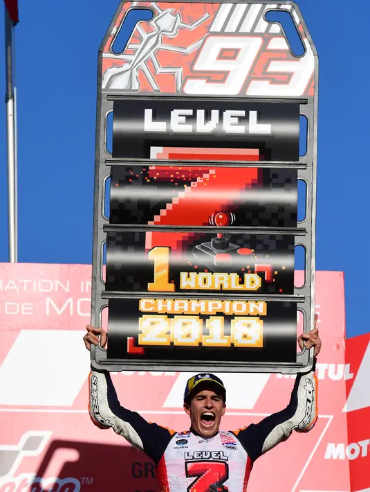 Pembalap Repsol Honda, Marc Marquez berselebrasi di atas podium setelah memenangi balapan MotoGP Jepang 2018 di Twin Ring Motegi, Minggu (21/10). Kemenangan Marquez di Jepang sekaligus membuatnya menjadi juara dunia MotoGP 2018. (Martin BUREAU / AFP)
