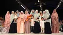 Sejumlah selebriti mengenakan busana muslim Si.Se.Sa: Syar'i for Urban, Jakarta, Rabu (10/2). Peragaan menampilkan 61 koleksi dalam tujuh rangkaian babak produk terbaru Si.Se.Sa dengan rentang warna pastel yang lebar. (Liputan6.com/Immanuel Antonius)