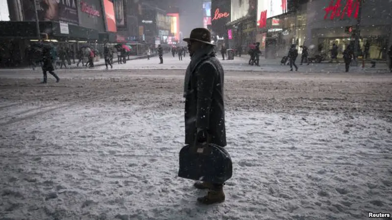 Suasana di Times Square, kawasan Manhattan, New York, saat dilanda salju Senin 26 Januari 2015 malam. (Reuters)