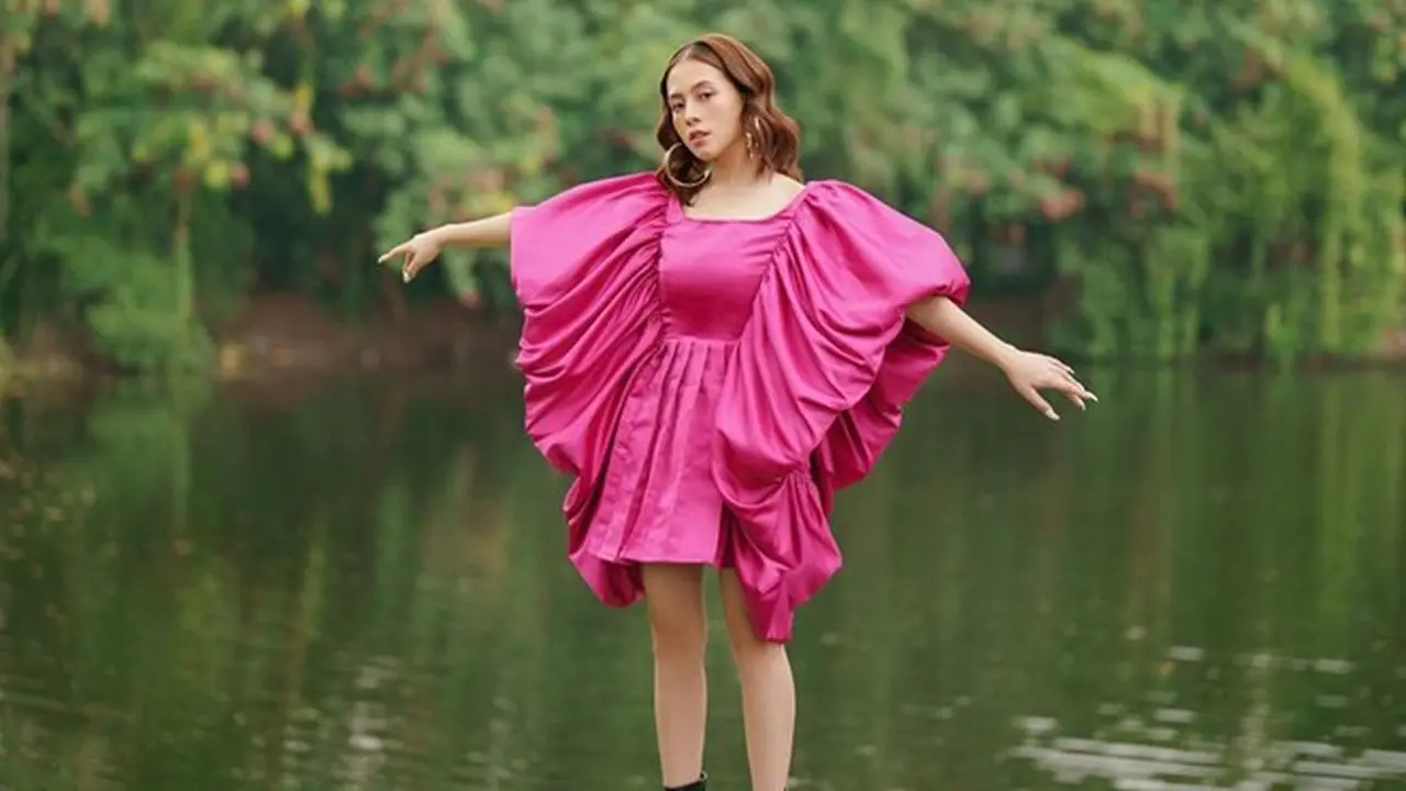 7 Gaya Pemotretan Adhisty Zara dengan Tema The Sweetness of Summer, Curi Perhatian
