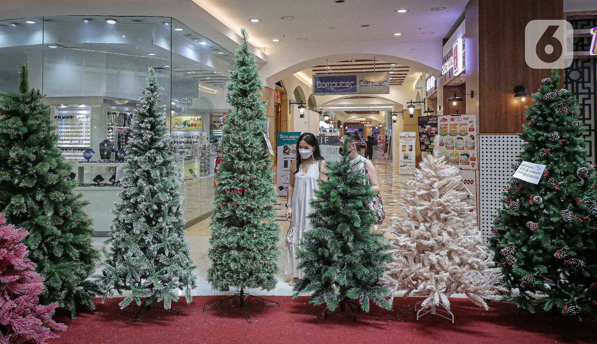 Calon pembeli memilih pernak-pernik Natal di Mal Artha Graha, Jakarta, Sabtu (4/12/2021). Jelang perayaan Natal 25 Desember sejumlah mal di ibukota mulai menjual berbagai kebutuhan Natal mulai dari pernak-pernik hingga pohon Natal dengan kisaran harga Rp10.000-Rp5 juta. (Liputan6.com/Faizal Fanani)