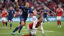 Denmark mempunyai peluang menyamakan kedudukan saat mendapat hadiah penalti usai Yussuf Poulsen dijatuhkan di kotak penalti pada menit ke-74. (Foto: AP/Stuart Franklin/Pool)