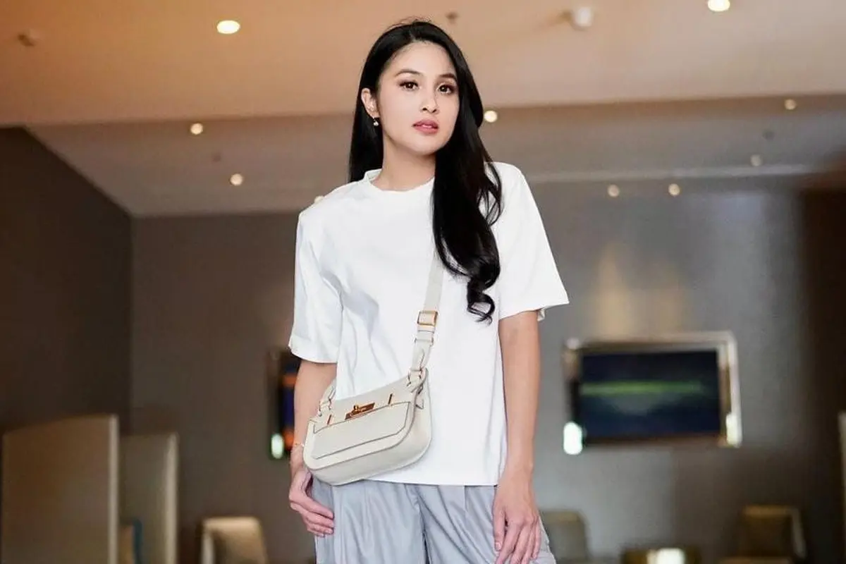 Outfit sederhana Sandra Dewi