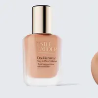 Estée Lauder menghadirkan inovasi terbaru dari lini ikonisnya, Double Wear Stay-in-Place Makeup. Produk ini tetap mempertahankan karakter favorit banyak orang, namun kini hadir dengan formula yang lebih ringan, fleksibel, dan mampu mengikuti kebutuhan kulit modern yang dinamis. (foto/dok: Estée Lauder)