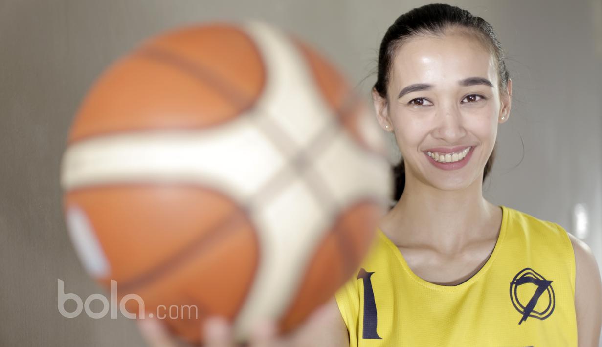 Ibunya sempat mengarahkanya untuk menggeluti seni tari namun Hele mengakui gerakannya sangat kaku sehingga ibunya merestui untuk bermain Bulutangkis. (Bola.com/Reza Bachtiar)