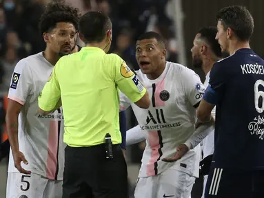 Penyerang Paris Saint-Germain (PSG) Kylian Mbappe (tengah) bereaksi saat mendapat kartu kuning pada matchday ke-13 Liga Prancis 2021/2022 melawan Bordeaux di Stadion Matmut Atlantique, Minggu (7/11/2021) dini hari WIB. PSG menang tipis 3-2, dengan dua gol disumbangkan Neymar. (AP Photo/Bob Edme)