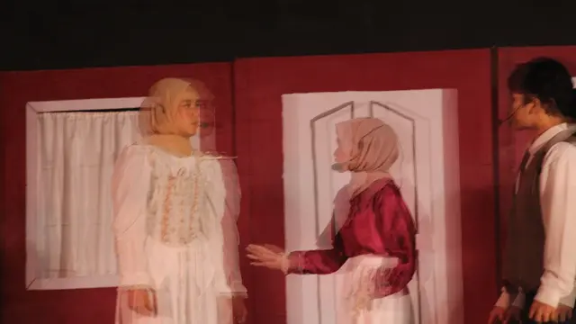 Mahasiswa Sastra Inggris UNNES Gelar Pertunjukan Drama Pemenang Pulitzer.