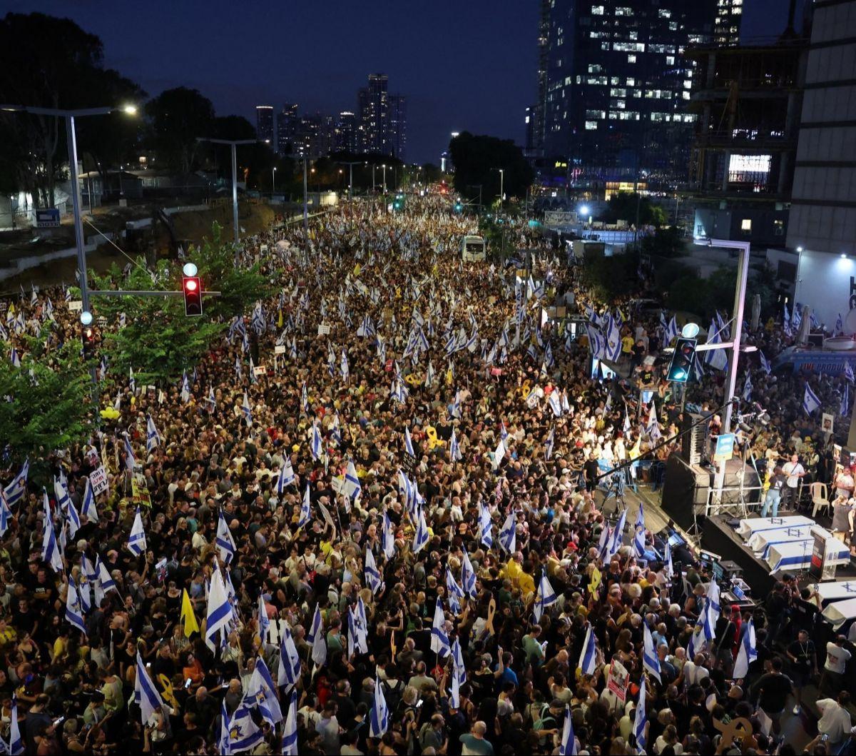 Menurut laporan dari Forum Keluarga Sandera dan Warga Hilang Israel yang dikutip oleh CNN, demonstrasi antipemerintah ini dihadiri oleh sekitar 500 ribu di Tel Aviv. Foto: JACK GUEZ / AFP