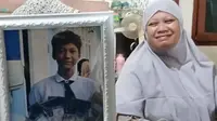Keluarga menunjukkan foto Andika Lutfi Falah (16), pelajar asal Tangerang yang meninggal dunia menjadi korban kerusuhan demo di di Jakarta. (Liputan6.com/ Dok Ist)