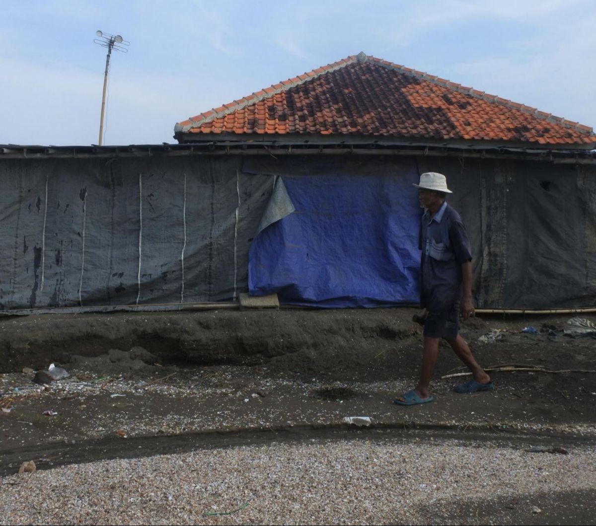 Kini beliau masih dibayangi rasa cemas oleh ombak besar yang bisa saja datang secara tiba-tiba ataupun saat musim angin timur datang dan hujan lebat yang dapat membahayakan dirinya dan keluarganya. Foto: merdeka.com / Imam Buhori<br>