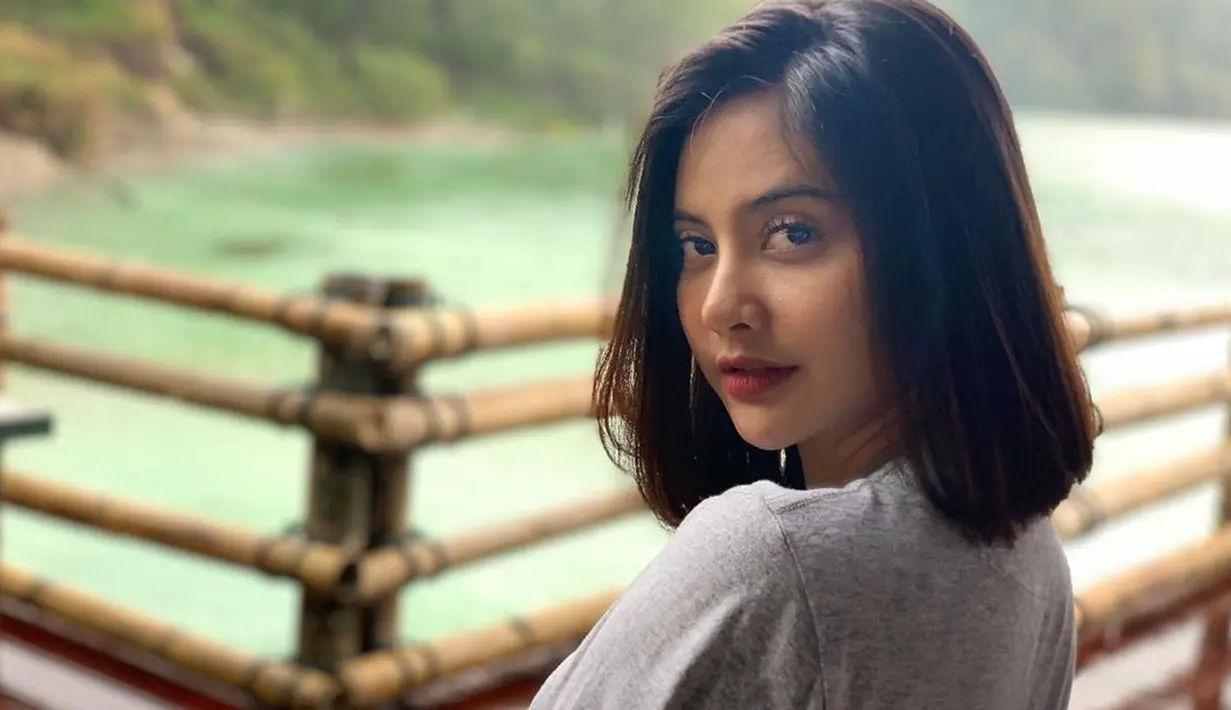 "Nggak tuh ya. Kalau aku sih emang agak-agak susah untuk bertemu secara damai (dengan mantan suami). Jadi paling hanya masalah anak. Tapi kalau misal di luar itu nggak lah," tuturnya.  (Instagram/tentangtiwi)