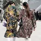 Tren Busana Motif Berani ala Street Style di Seoul Fashion Week (Foto: Lee Yeong Mo/Wmagazine)
