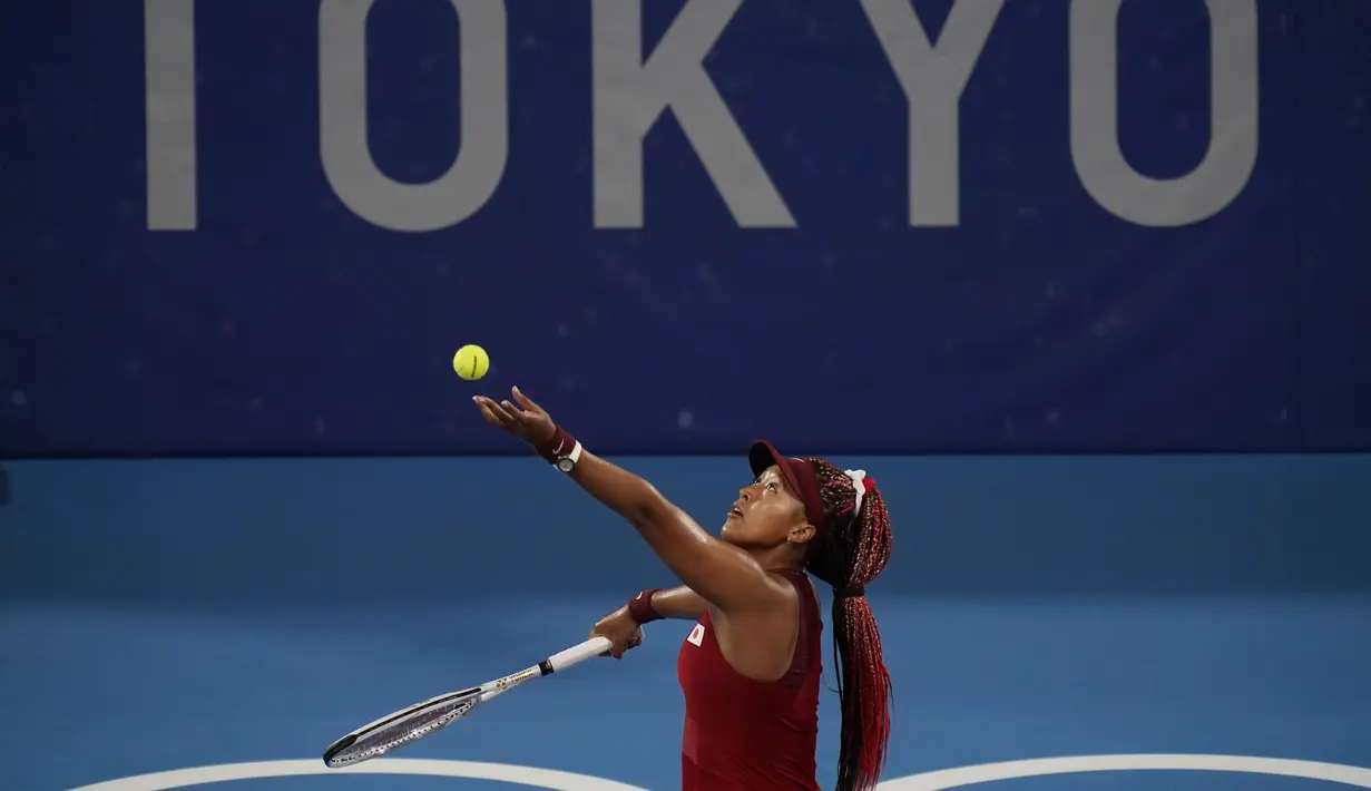 Petenis Jepang Naomi Osaka melakukan servis saat melawan Marketa Vondrousova dari Republik Ceko dalam putaran ketiga tunggal putri Olimpiade Tokyo 2020 di Ariake Tennis Park di Tokyo (27/7/2021). Vondrousova yang berada di peringkat ke-42 sukses mengalahkan Noami. (AP Photo/Seth Wenig)
