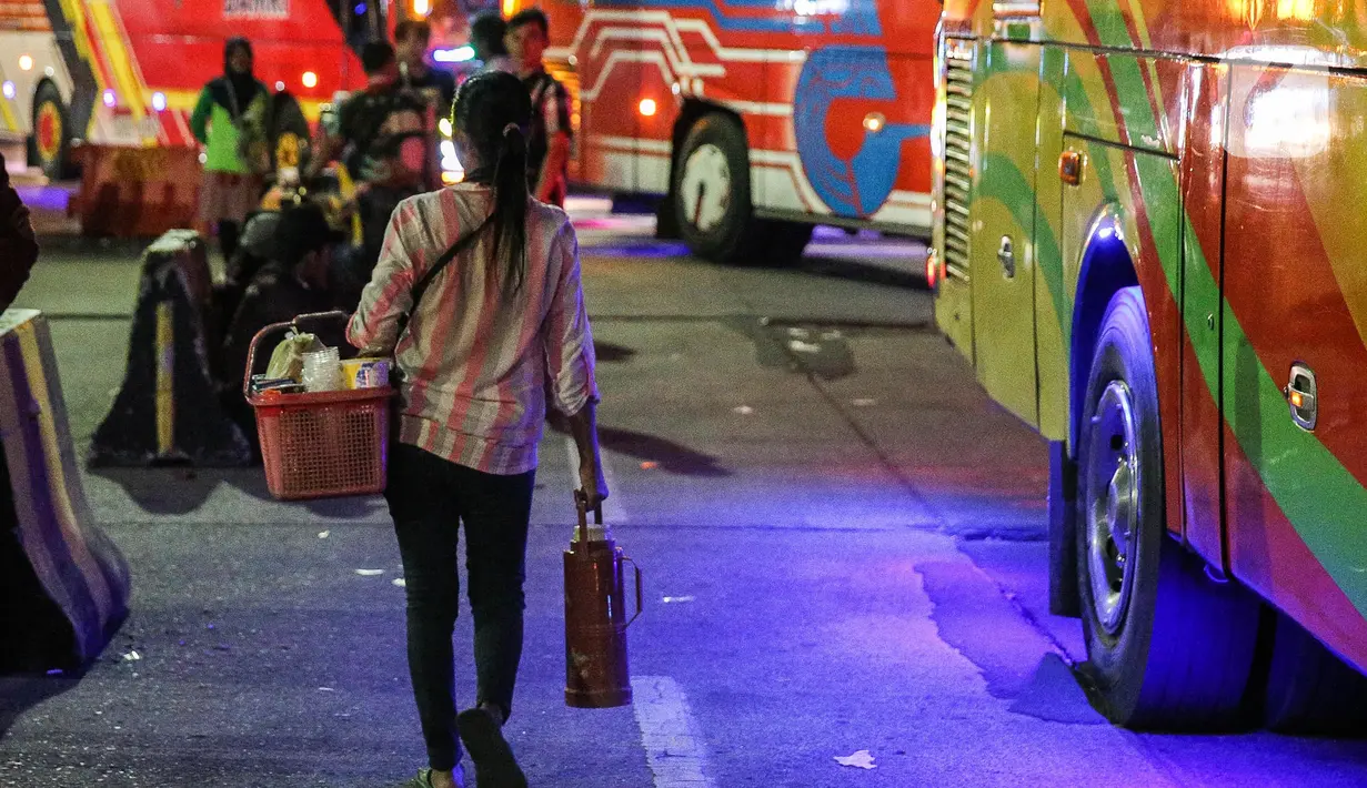Kopi dan Mie Instan menjadi sajian favorit pengemudi maupun penumpang lainnya yang sedang menanti waktu masuk kapal penyeberangan. (Liputan6.com/Faizal Fanani)