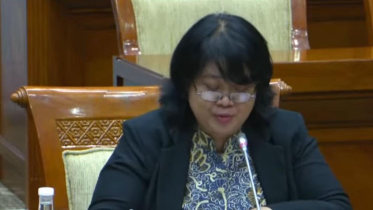 Calon pimpinan (capim) Komisi Pemberantasan Korupsi (KPK) Poengky Indarti saat mengikuti fit and proper test capim KPK di Gedung DPR RI, Senayan, Jakarta, Senin (18/11/2024).