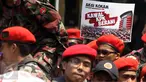 Massa dari Kokam (Komando Kesiapsiagaan) Pemuda Muhammadiyah menggelar aksi di depan gedung KPK, Jakarta, Jumat (24/3). Mereka berorasi menyampaikan tuntutan dalam aksi #KawalKPKBerani, salah satunya menuntaskan kasus e-KTP. (Liputan6.com/Johan Tallo)
