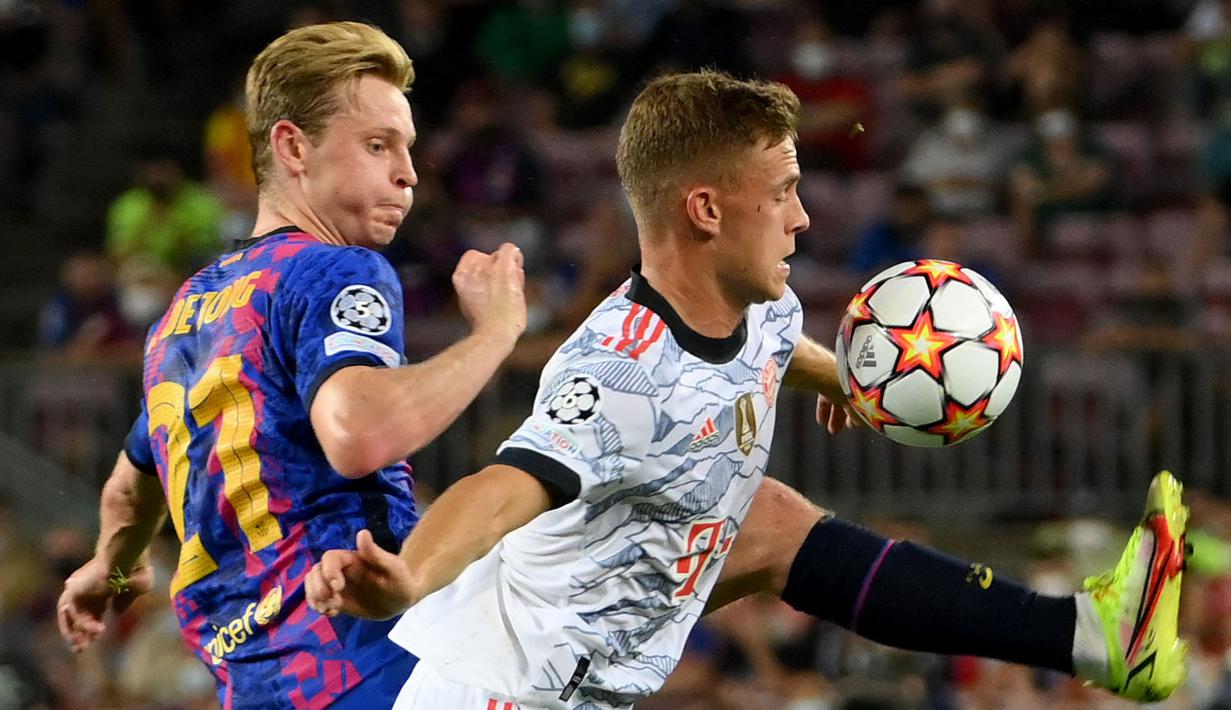 Berstatus sebagai tim tamu, Bayern Muchen terlihat percaya diri sejak dimulainya pertandingan. Di sisi lain, tuan rumah Barcelona juga memulai laga dengan rapi. (Foto: AFP/Lluis Gene)