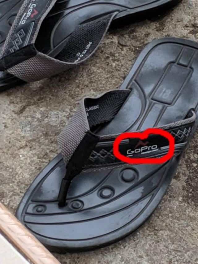 7 Potret Sandal dengan Merek Nyeleneh Ini Bikin Geleng Kepala