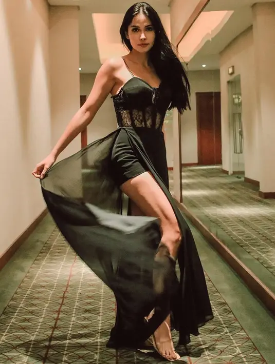 <p>Series yang cukup banyak diminati penonton ini mengisahkan perselingkuhan seorang suami yang mengaku single kepada wanita lain. Sementara Estelle Linden yang berperan sebagai Anya tak lain merupakan orang ketiga. (Instagram/estelleelinden)</p>