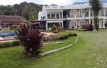 Sejuk dan Asri, Potret Rumah Mantan Bupati Subang Begitu Megah Bak Istana Halamannya Luas Banget
