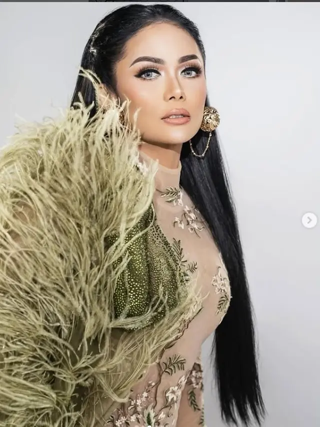 Unggah Foto Buat Konser di Malaysia, Gaun Krisdayanti Dikritik Mirip Istri Kanye West.  foto: Instagram @krisdayantilemos