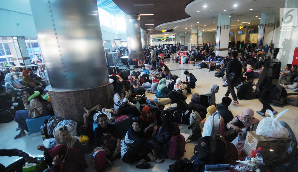 Ratusan penumpang menumpuk menunggu kedatangan kapal laut yang akan keluar Jawa Timur di Dermaga Gapura Surya Nusantara, Pelabuhan Tanjung Perak, Surabaya, Jawa Timur, Kamis (30/5/2019). PT Pelindo III memprediksi puncak arus mudik keluar Jawa Timur tgl 1 Juni 2019. (merdeka.com/Dwi Narwoko)