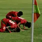 Tradisi sujud syukur juga diperlihatkan para pemain Timnas U-23 pasca berhasil menjebol gawang Timnas Dominika, laga berakhir imbang 1-1, Kamis (15/5/14). (Liputan6.com/Andrian M Tunay)