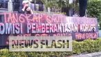 Himpunan Mahasiswa Islam (HMI) tersinggung dengan pernyataan pemimpin Komisi Pemberantasan Korupsi (KPK) Saut Situmorang. Mereka berdemo dengan melempari batu ke KPK, membakar ban, dan mencoret-coret di gedung KPK.