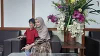 Tegar dan sang ibu Fifit. Film “Tegar” menceritakan kehidupan anak berusia 10 tahun bernama Tegar yang berjuang dengan disabilitas fisik yang disandangnya. Foto: Dok. Pribadi.