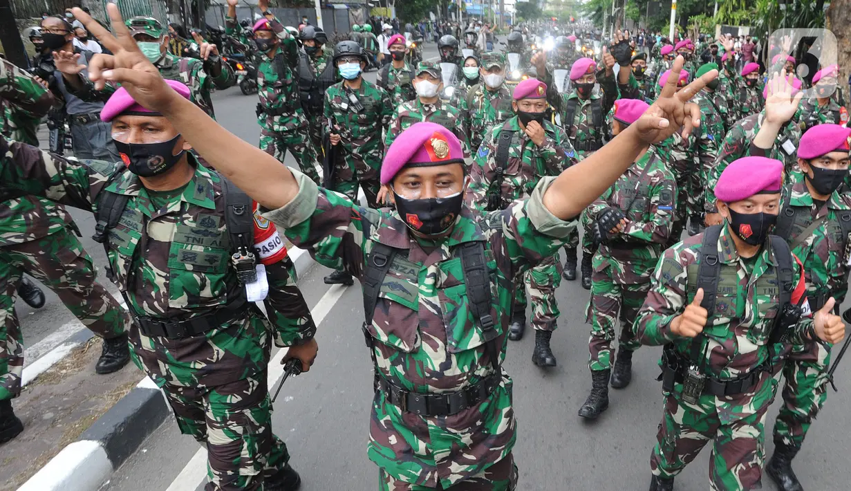 Marinir AL saat menghalau massa usai terjadi pelemparan batu di Jalan MH, Thamrin, Jakarta, Selasa (13/10/2020). Massa pengunjuk rasa yang menolak Omnibus Law UU Cipta Kerja akhirnya dibubarkan aparat. (merdeka.com/Arie Basuki)