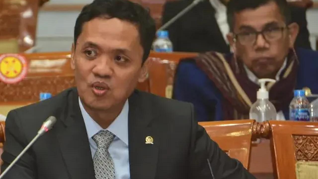 Gerindra menilai rakyat akan campur aduk merespons dua gagasan yang berada di kutub berbeda. Gerindra konsentrasi untuk membawa gagasan keberlanjutan.