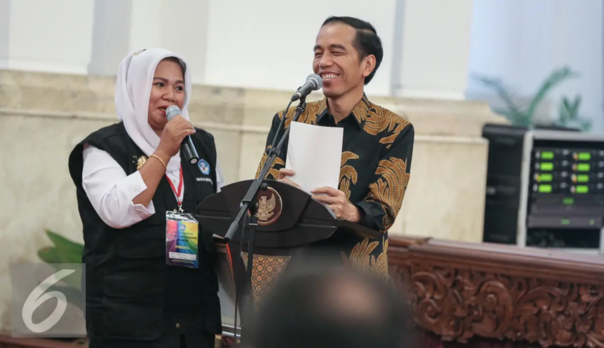 Presiden Joko Widodo berbincang kepada salah satu kepala sekolah dalam acara Silatuhrami dengan kepala sekolah penerima Anugerah Integritas Ujian Nasional di Istana Negara, Jakarta, Senin (21/12). (Liputan6.com/Faizal Fanani)
